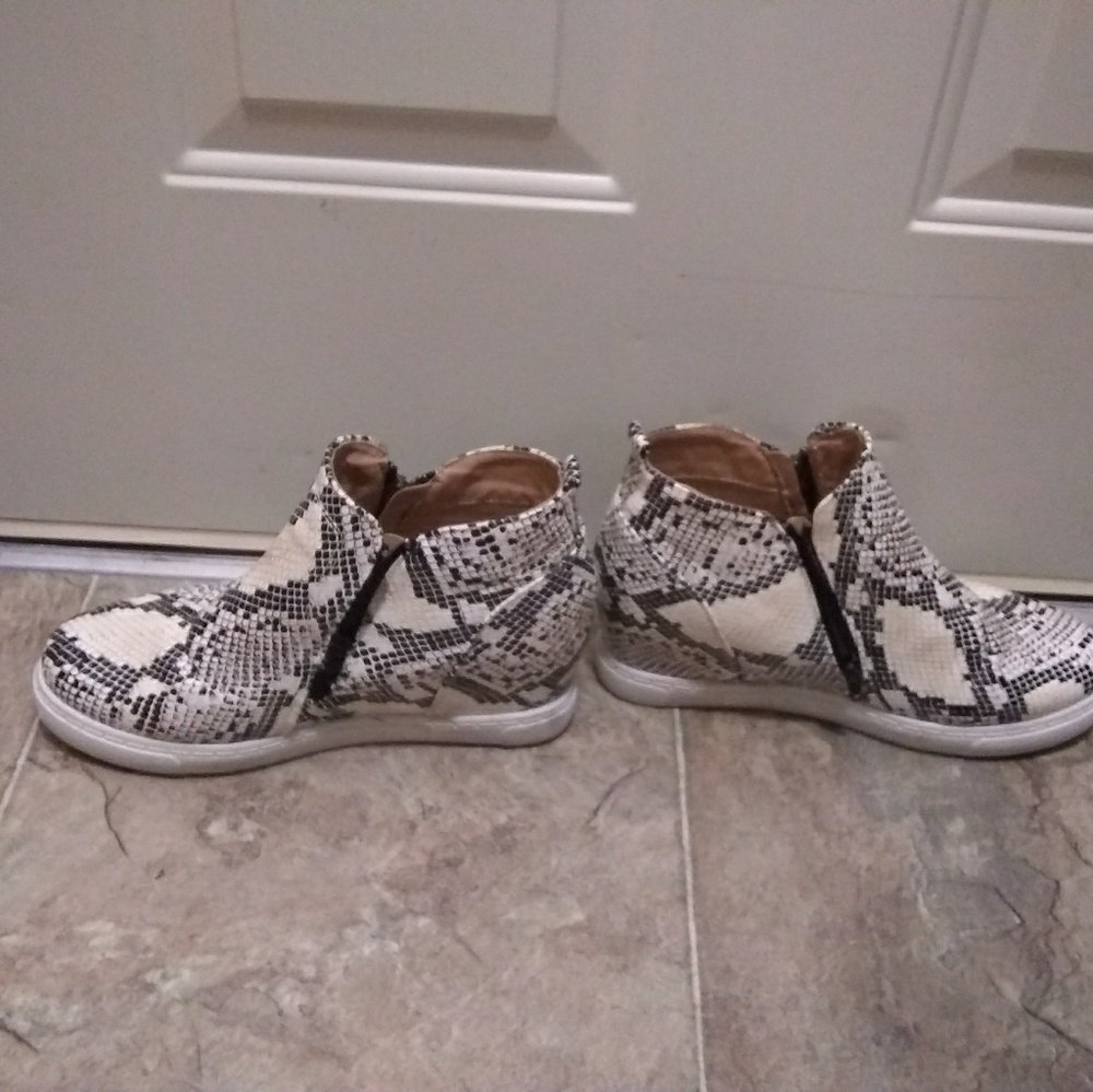 Snakeskin women's 10 wedges